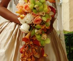 Bouquet a cascata di rose e calle