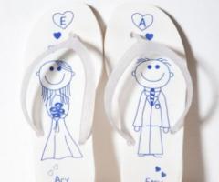 Ciabattine per gli invitati con i nomi degli sposi