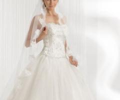 Abito da sposa con velo ricamato