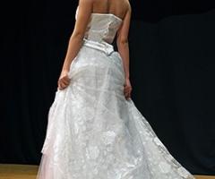 I preziosi ricami realizzati a mano dall'atelier con grande fantasia ed originalità