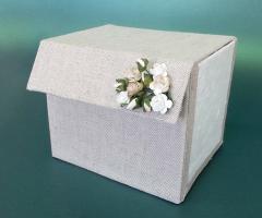 Scatola ricoperta in lino con inserti in carta cotone, chiusura magnetica con fiorellini in carta