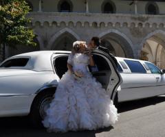 Gli sposi in limousine