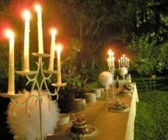 Allestimento floreale del tavolo del buffet con candele