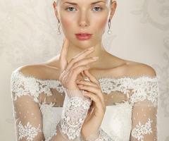 Abito da sposa con scollo a barchetta e decori in pizzo - Collezione Zaffiro Z3