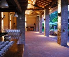 Portico illuminato durante matrimonio