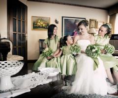 Fotografia della sposa con le sue damigelle in verde