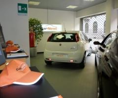 Interno del salone delle auto per la lista nozze