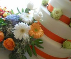 Fiori freschi e torta con pasta di zucchero