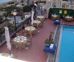 Tavoli a bordo piscina del San Paolo Palace Hotel