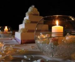 Candele e fiori per la torta di nozze