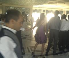 Invitati, parenti e amici ballano attorno agli sposi