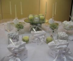 Tavolo con confetti al ricevimento di matrimonio