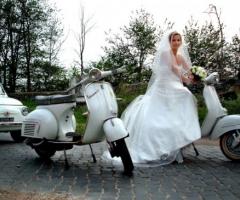 Fotografia della sposa sulla vespa
