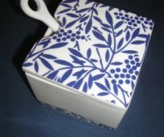 Scatolina in ceramica decorata per le nozze