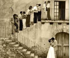 Fotografia degli sposi con gli invitati di nozze