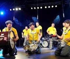 Il gruppo si esibisce durante un evento