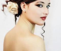 Acconciatura raccolta con grande fiore applicato