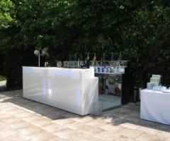 Dolci e caffè per il matrimonio serviti a bordo piscina