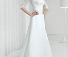 Abito da sposa dalla linea semplice con scollatura e maniche di pizzo pregiato