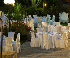 I tavoli nel giardino della Villa Parco dei Principi