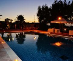 La stupenda piscina contribuisce a creare un'atmosfera magica