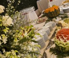 Buffet di nozze in giardino