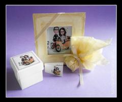 cornice di legno, scatolina porta confetti e bigliettino bomboniera personalizzati con disegno sposi