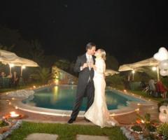 Il brindisi degli sposi a bordo piscina