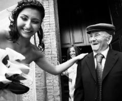 Foto della sposa con il nonno