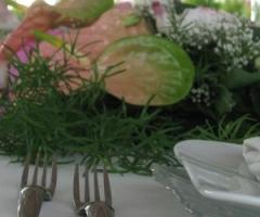 Abboddi floreali per i tavoli del buffet di nozze