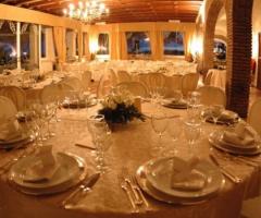 Tavoli per gli invitati al ricevimento di matrimonio