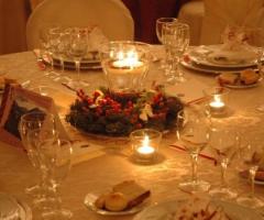 Allestimento della tavola del ricevimento di nozze