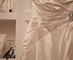 Vestito per la sposa con spilla di brillantini