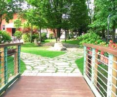 Scorcio del giardino dal ponticello