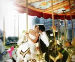 Sposi sulla giostra durante il matrimonio