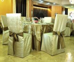 Villa Fabiana - Allestimento dei tavoli del ricevimento sui toni dell'avorio e del verde scuro