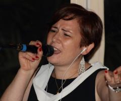 Rossella dei RedRose di esibisce ad un matrimonio