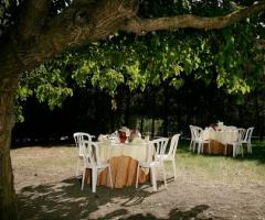 Tavoli immersi nella natura