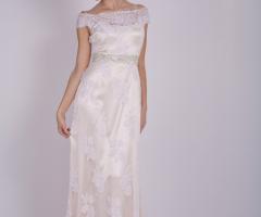 Abito Berlino dalla linea scivolata, elegante pizzo perlinato bianco e doppio satin di seta pura color cipria impreziosito da cinta ricamata con strass e cristalli Swarovski - Atelier AnnaB Creations Sposa e Cerimonia