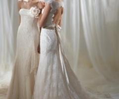 Linea redingote, con prezioso rebrodè ricamato e cintura gioiello; abito linea morbida in pizzo ricamato color ambra