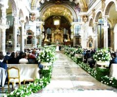 Addobbi floreali in chiesa per il ricevimento di nozze