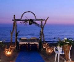 Celebrazione del rito di matrimonio in spiaggia