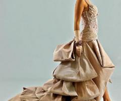 Abito da sposa con coda drappeggiata