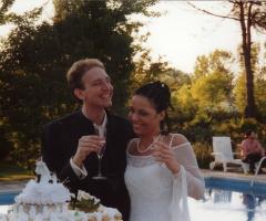 Il brindisi degli sposi durante il taglio della torta