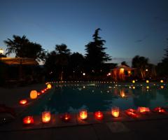 Allestimento con candele della piscina
