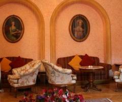 Addobbi di orchidee che scendono dal lampadario realizzati dal Girafior