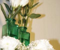 Le Nozze Inn - Allestimento con fiori per il matrimonio bianchi in vasi verdi