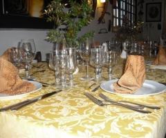 Tavola allestita per ricevimento di matrimonio presso La Rocca Bianca