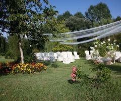 Cerimonia di matrimonio nel giardino del casale
