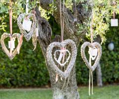 Allestimento del giardino con cuori appesi - Villa Floridia